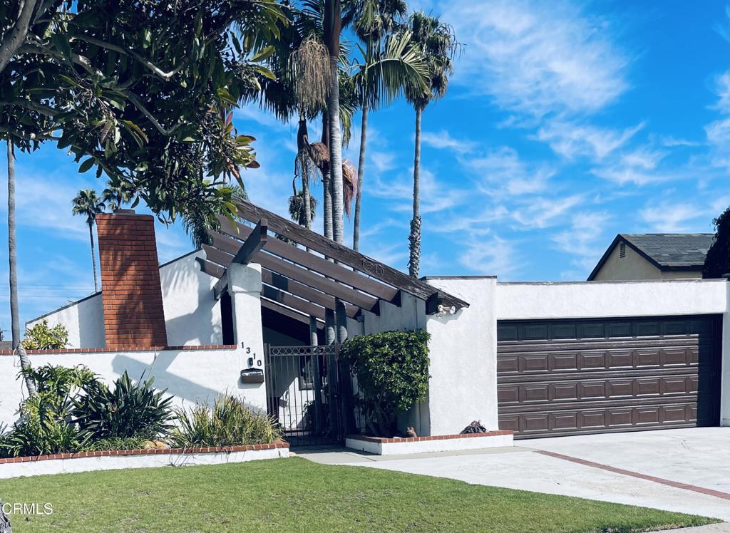 PRIVATE ENTRANCEAND YARD