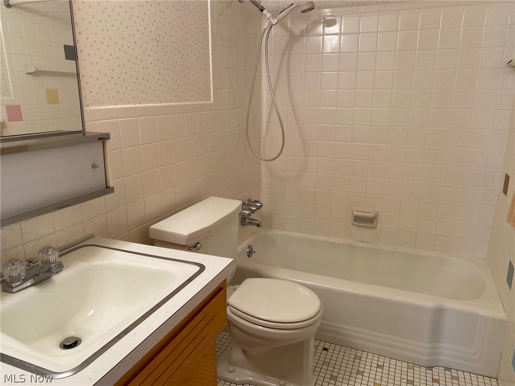 699 Edgewood Road Cleveland, OH 44143 - Photo 9 of 13 Gallery Image 9