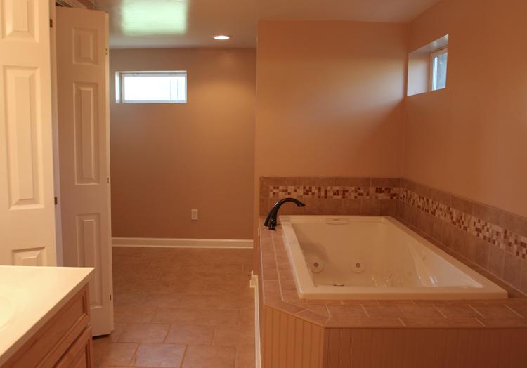 505 Olney Road Vinton, VA 24179 - Photo 15 of 29 a bathroom with a bathtub