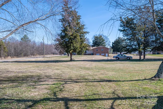 a view of yard with green space