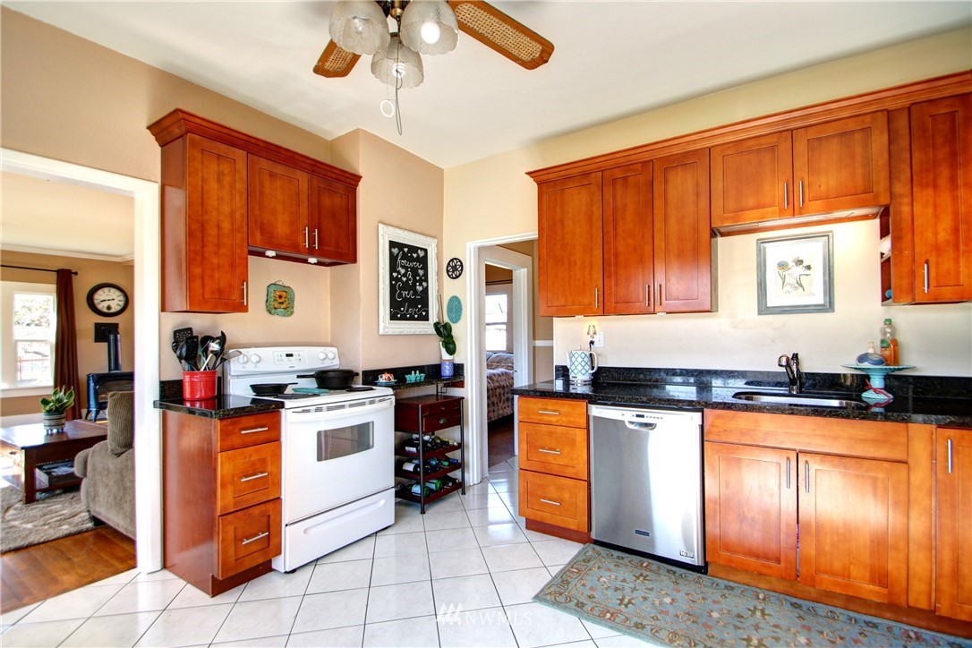 14379 Josh Wilson Road Burlington, WA 98233 - Photo 5 of 23 Gallery Image 5