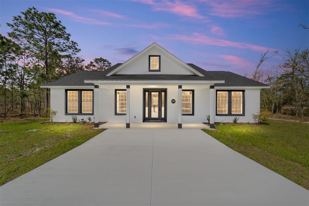 1370 Northeast 151 Avenue Williston, FL 32696 - Photo 4 of 51 front view of a house with a yard