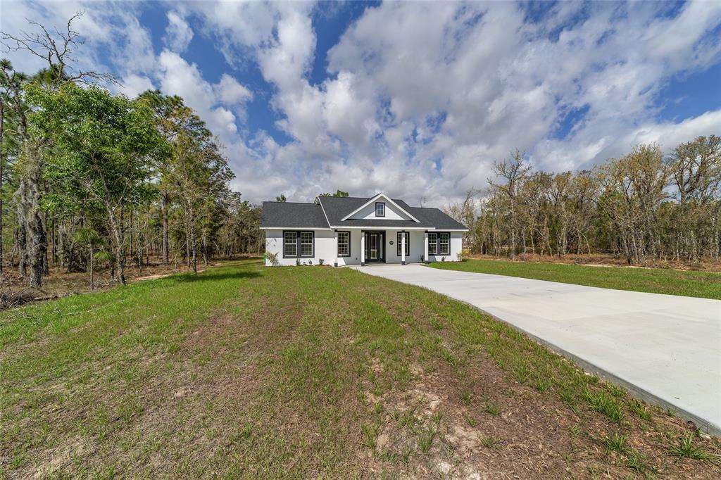 1370 Northeast 151 Avenue Williston, FL 32696 - Photo 7 of 51 a front view of a house with yard and green space