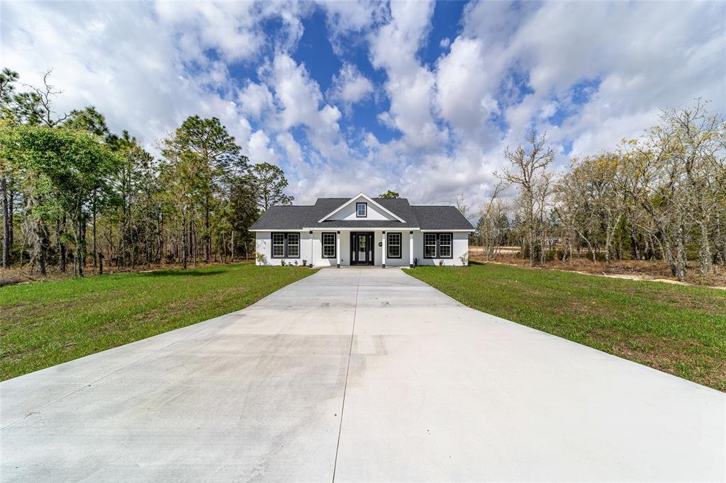 1370 Northeast 151 Avenue Williston, FL 32696 - Photo 8 of 51 a front view of a house with a yard