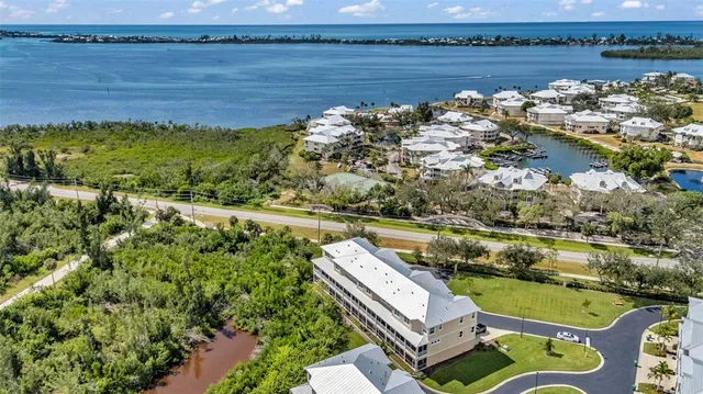 a picture of a very nice looking hallway