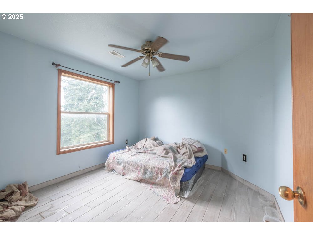 609 Van Buren Street Oregon City, OR 97045 - Photo 28 of 34 a bedroom with a bed and a window