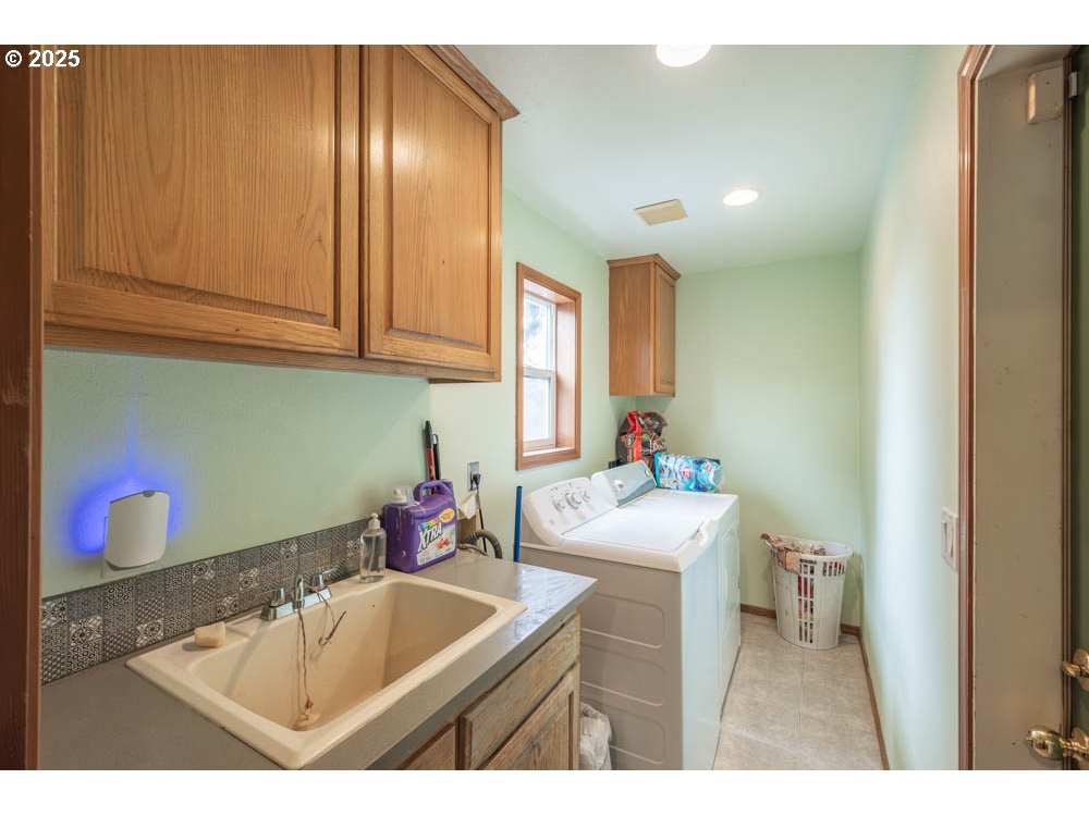609 Van Buren Street Oregon City, OR 97045 - Photo 7 of 34 a bathroom with a sink vanity tub and a mirror