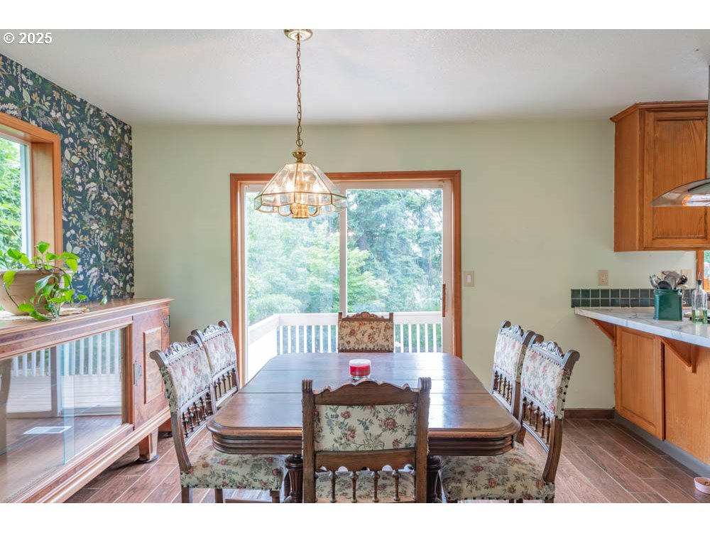 609 Van Buren Street Oregon City, OR 97045 - Photo 10 of 34 a living room with furniture and a table
