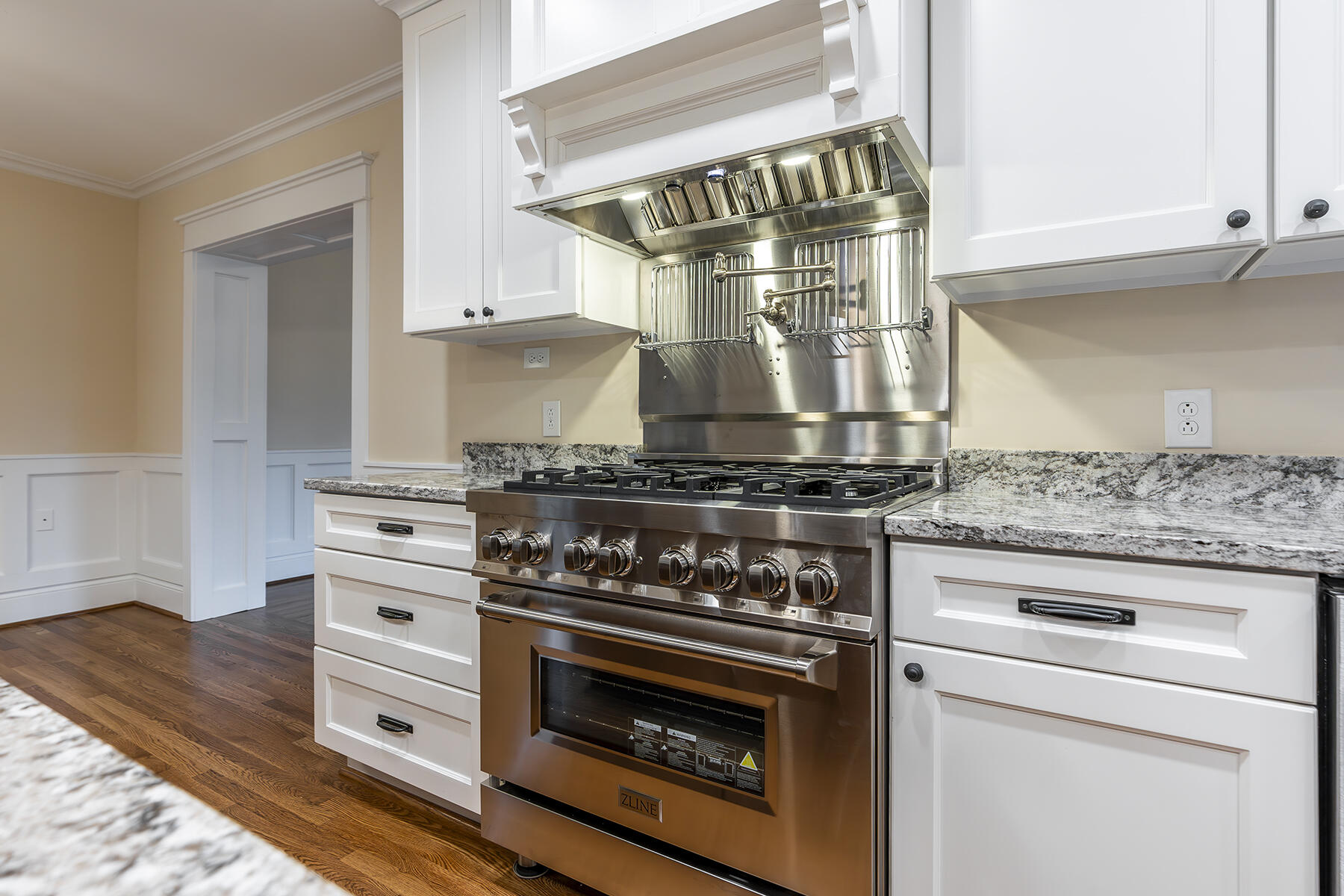 321 Sycamore Road Lexington, KY 40502 - Photo 20 of 82 Gas Range w/ Heat Lamp