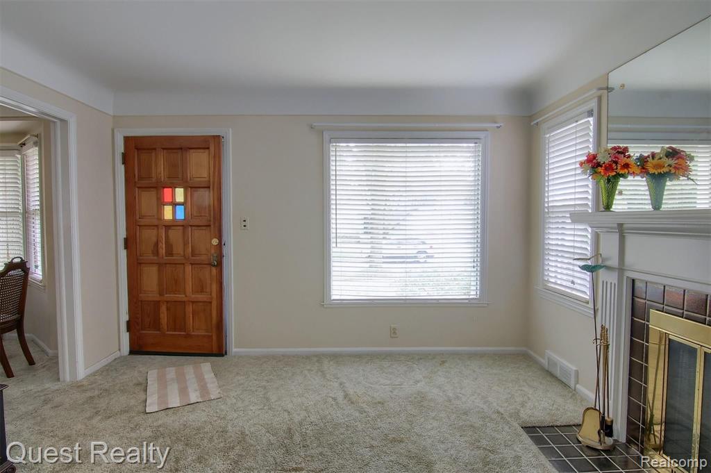 2132 Hampton Road Grosse Pointe Woods, MI 48236 - Photo 6 of 29