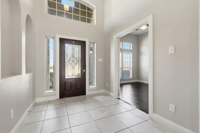 a view of an entryway with a livingroom