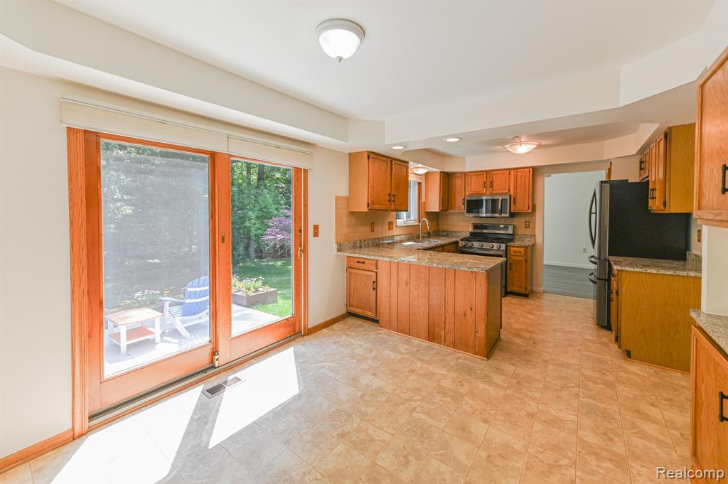 611 Ten Point Drive Rochester Hills, MI 48309 - Photo 8 of 17