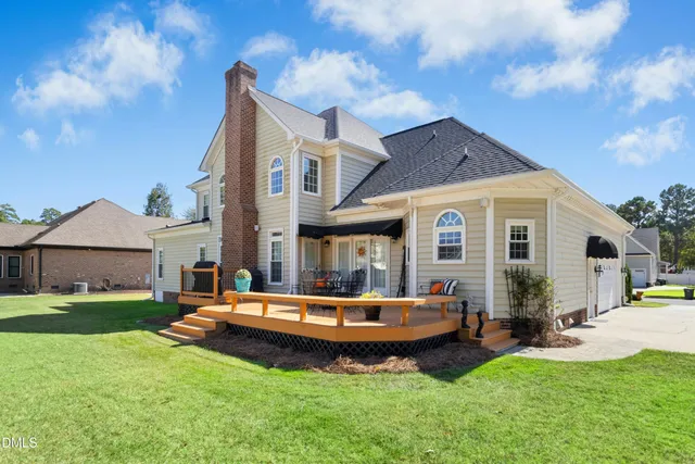 a view of a yard with a house