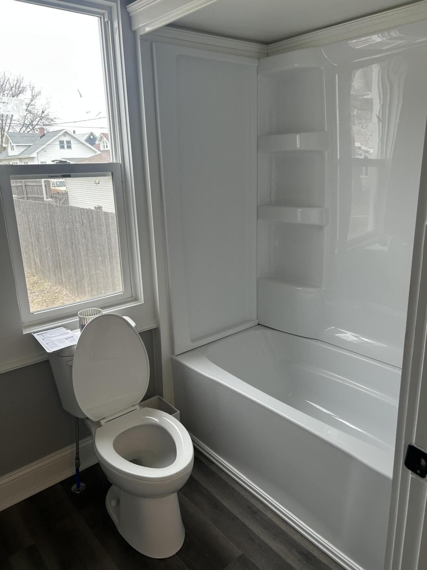 1428 Hayes Avenue Racine, WI 53405 - Photo 8 of 12 Full bathroom