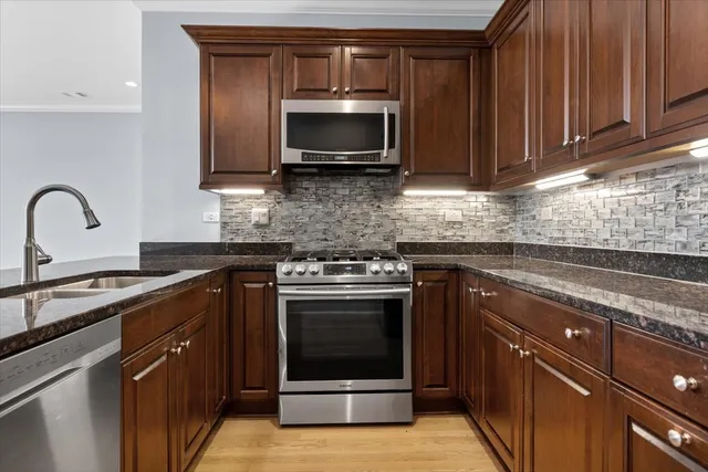 $349,000 | 2811 North Bell Avenue, Unit 202, Chicago, IL 60618