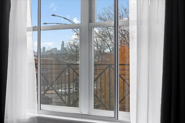 $349,000 | 2811 North Bell Avenue, Unit 202, Chicago, IL 60618