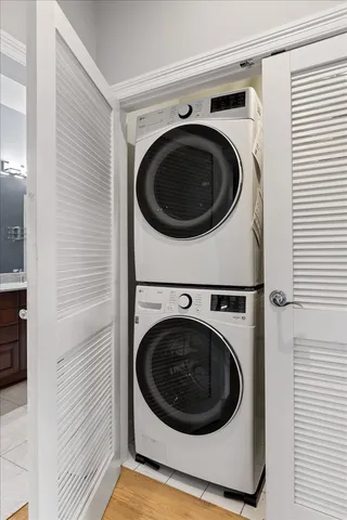 $349,000 | 2811 North Bell Avenue, Unit 202, Chicago, IL 60618