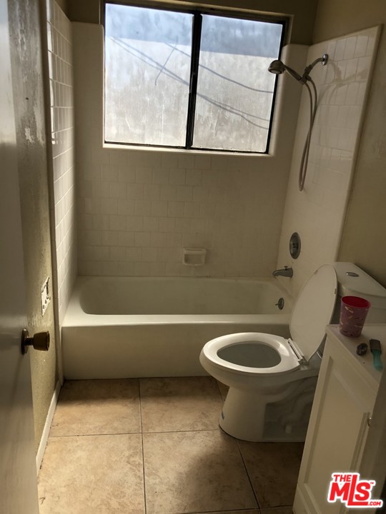 70071 Cobb Road Rancho Mirage, CA 92270 - Photo 13 of 22 a bathroom with a sink and a toilet