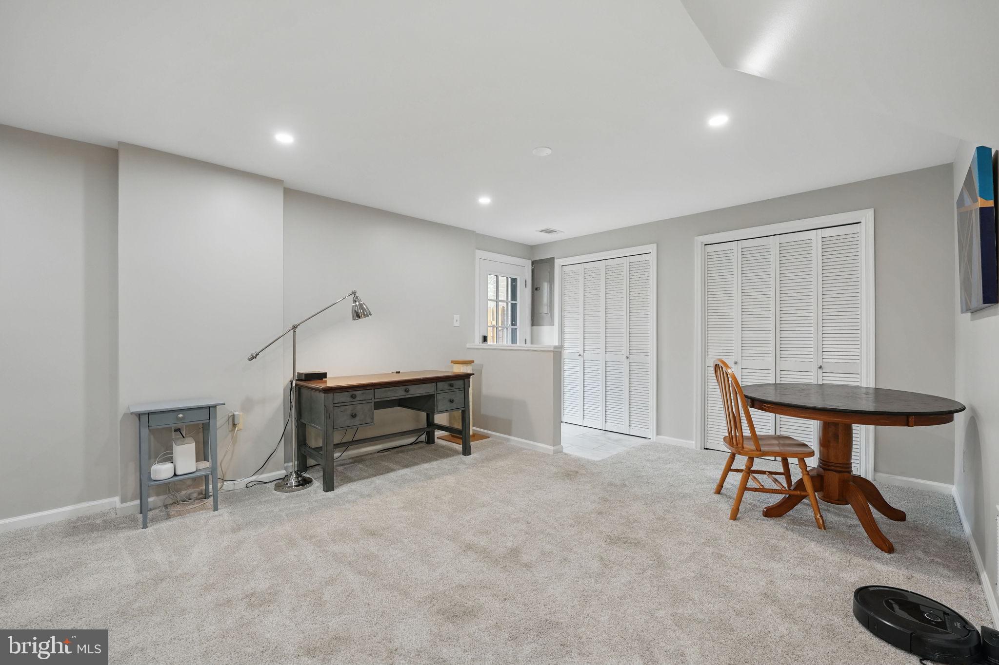 8333 Wickham Road Springfield, VA 22152 - Photo 42 of 54 a room with furniture