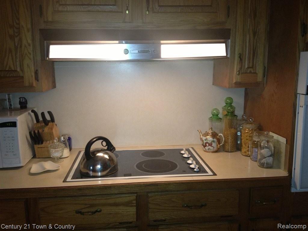 2768 Hillendale Drive Rochester, MI 48309 - Photo 7 of 16 COUNTERTOP STOVE.