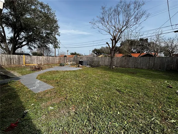 a view of a backyard