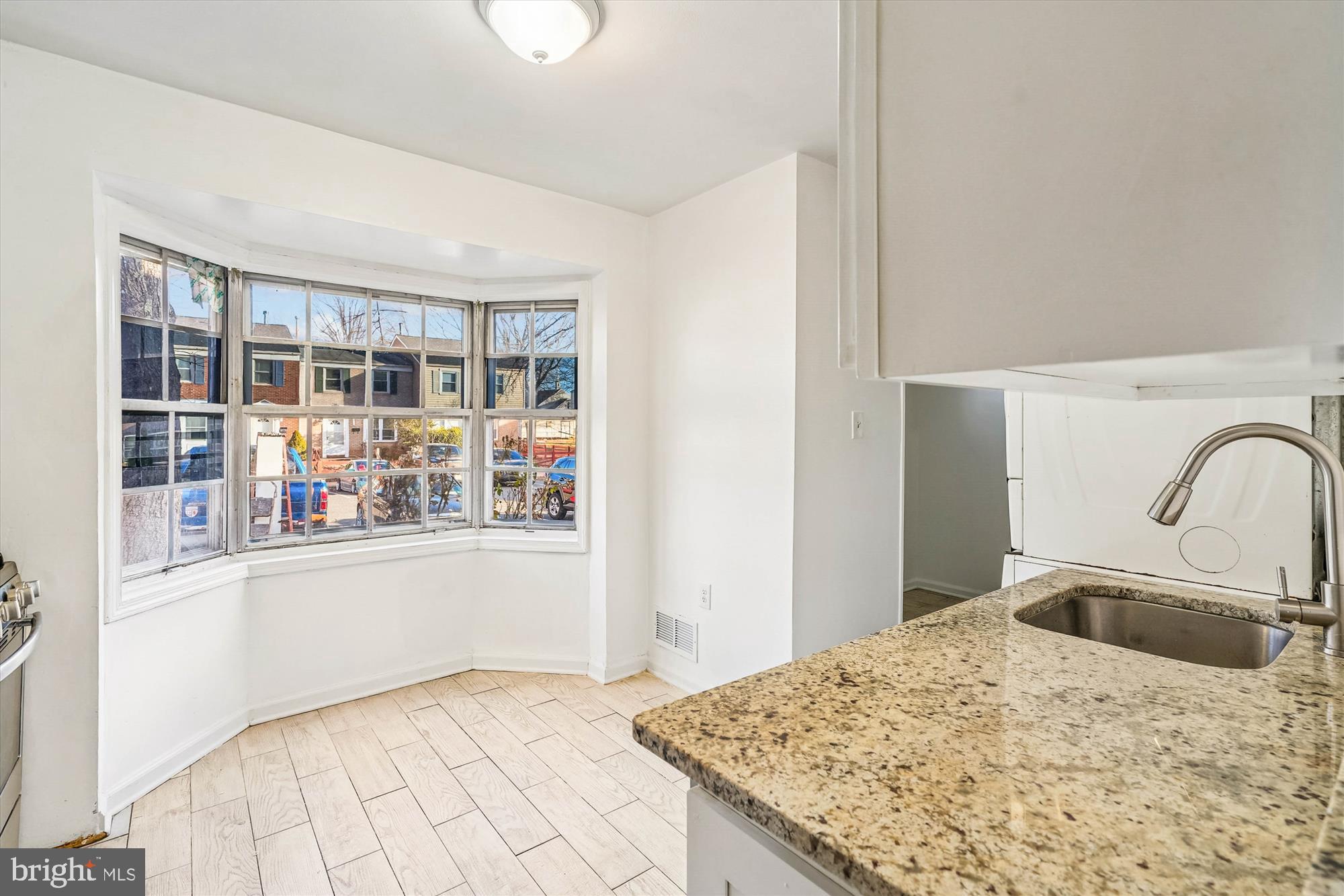 8347 Irongate Way Manassas, VA 20109 - Photo 11 of 42 a kitchen with a stove a sink and a refrigerator