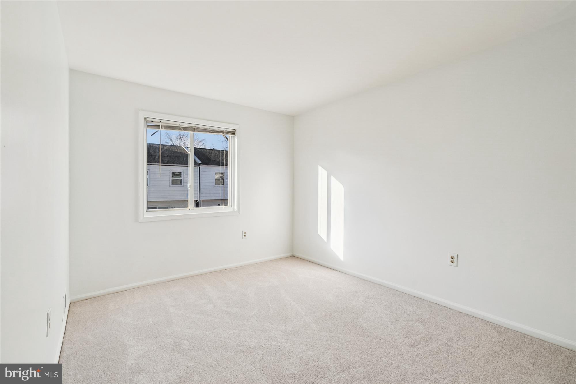 8347 Irongate Way Manassas, VA 20109 - Photo 19 of 42 an empty room with windows