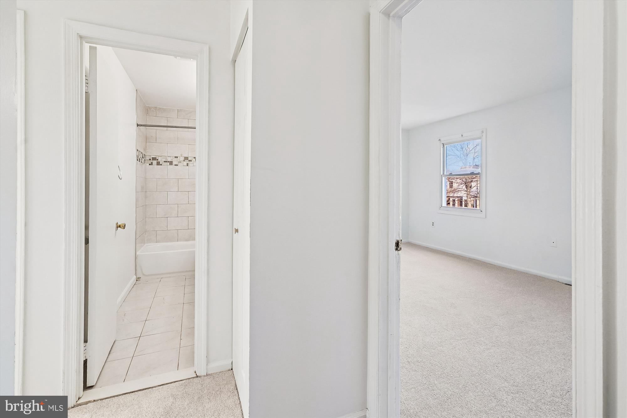 8347 Irongate Way Manassas, VA 20109 - Photo 24 of 42 a view of a hallway