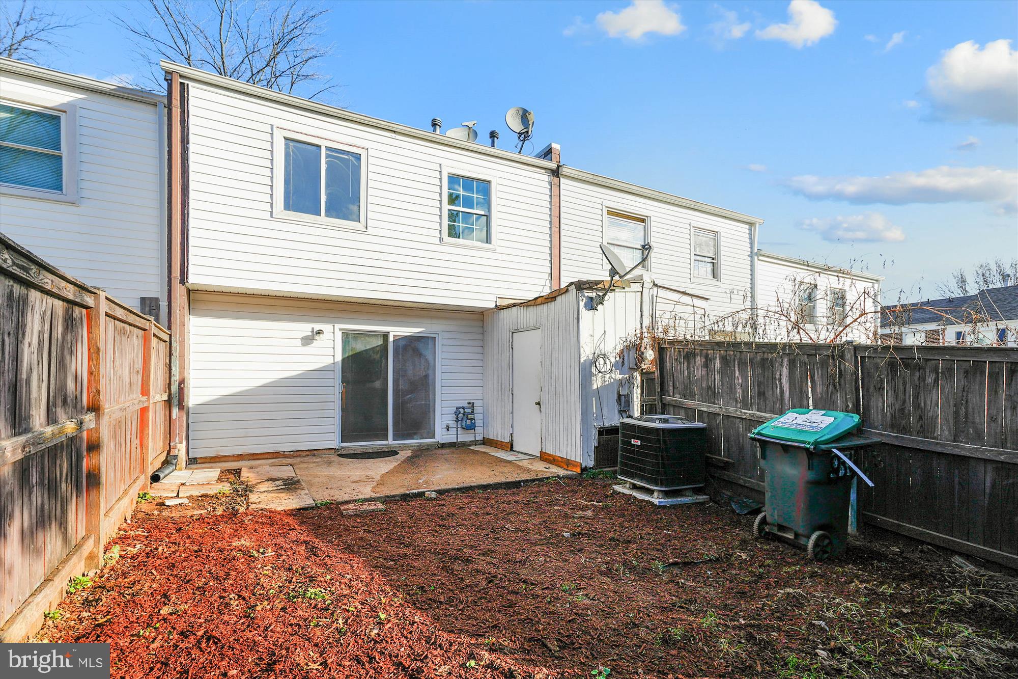 8347 Irongate Way Manassas, VA 20109 - Photo 27 of 42 a backyard of a house with barbeque oven table and chairs