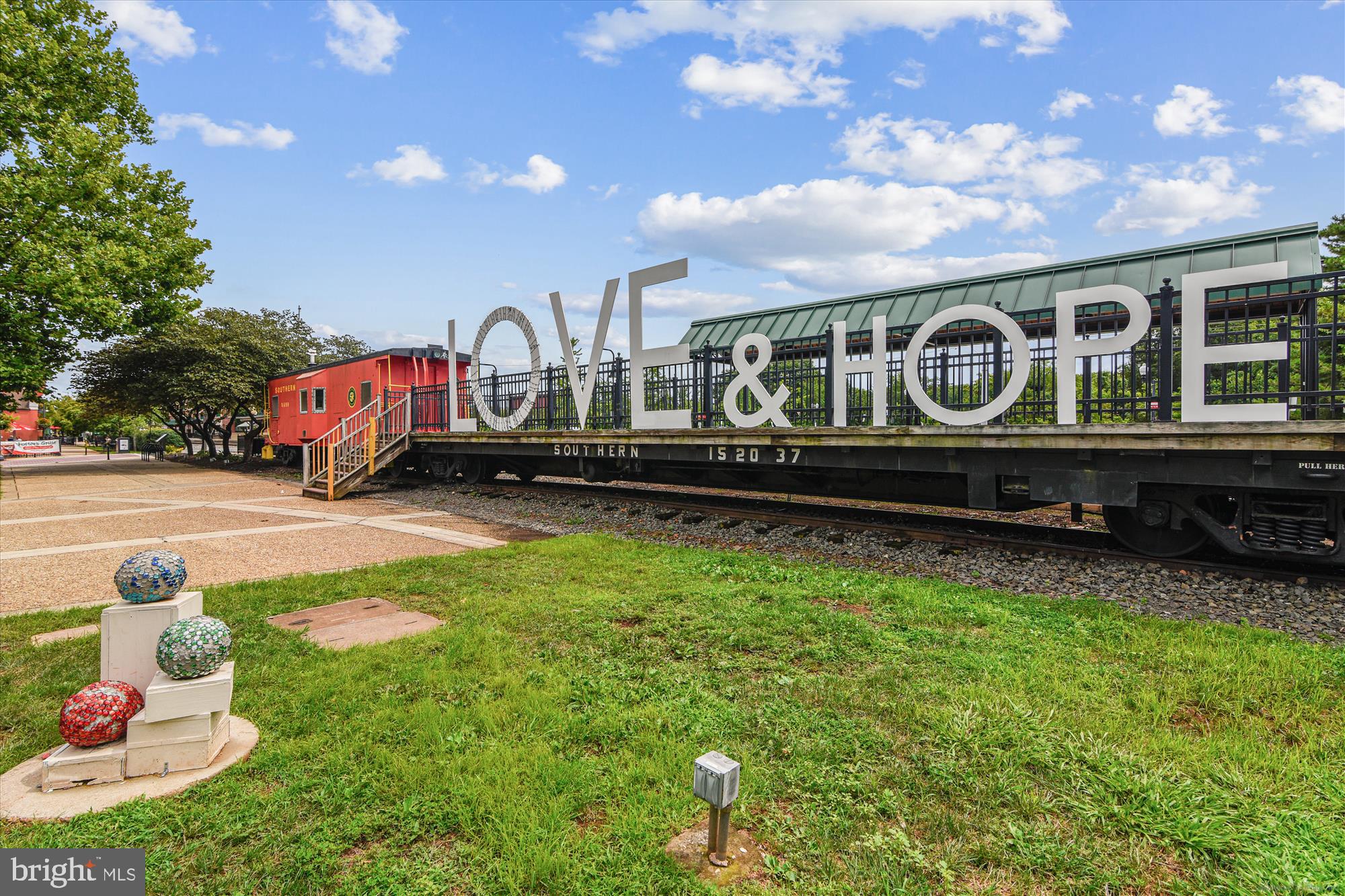 8347 Irongate Way Manassas, VA 20109 - Photo 37 of 42 a front view of a house with a garden