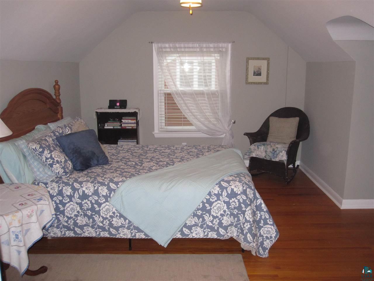 5047 London Road Duluth, MN 55804 - Photo 11 of 24 Upper Level Master Alternative