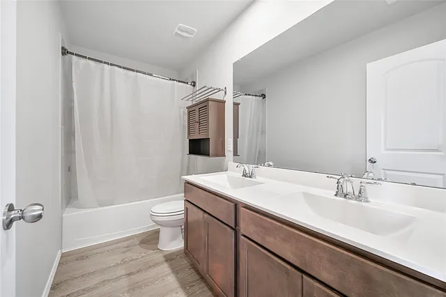 a view of an empty room with a ceiling fan