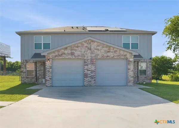 a view of a house with a yard