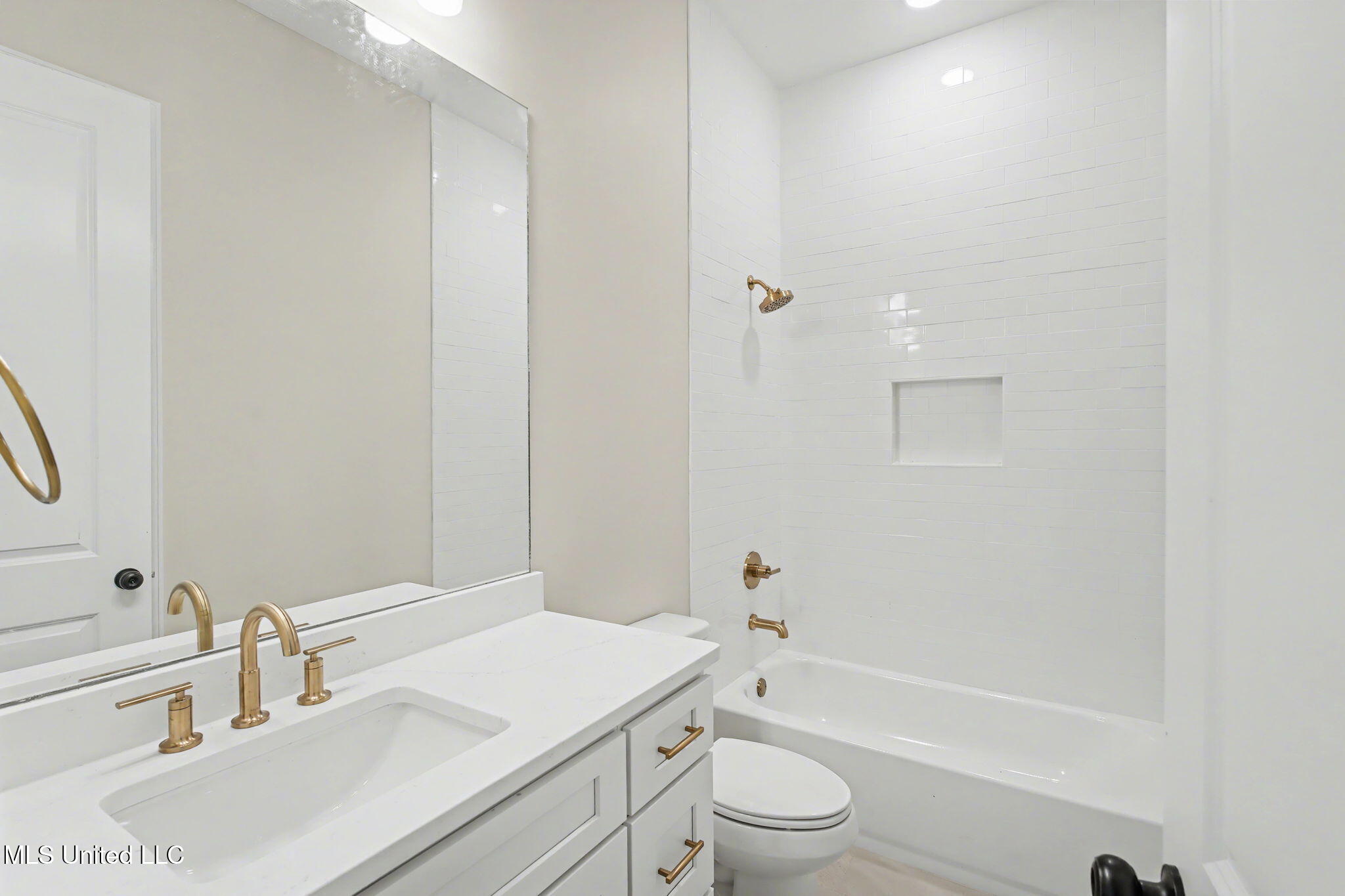 2035 Livingston Way Hernando, MS 38632 - Photo 25 of 43 Bathroom 2