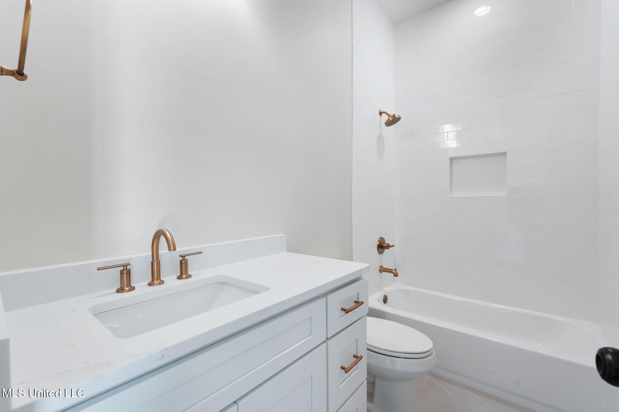 2035 Livingston Way Hernando, MS 38632 - Photo 26 of 43 Bathroom 2