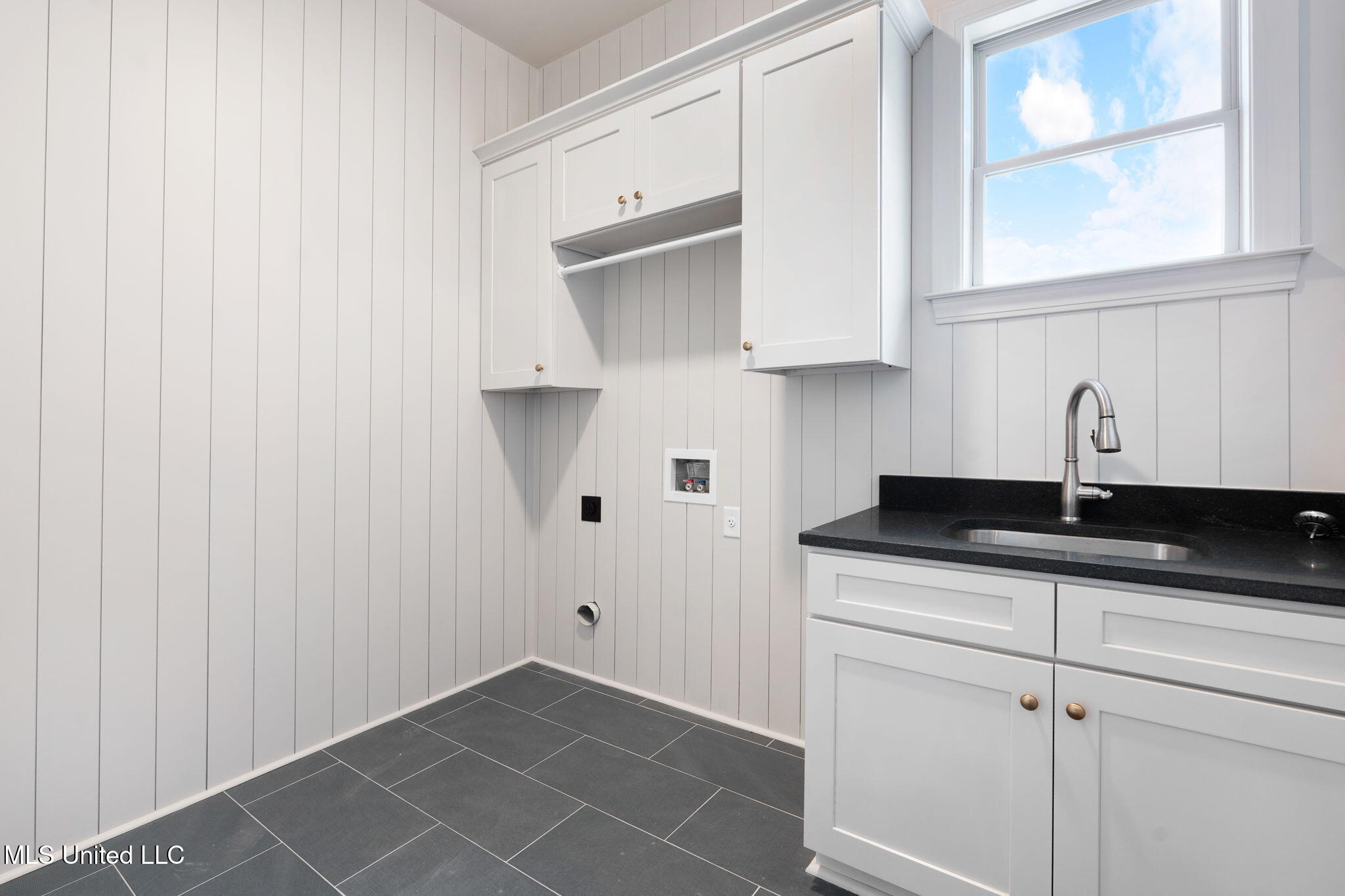 2035 Livingston Way Hernando, MS 38632 - Photo 27 of 43 Laundry Room