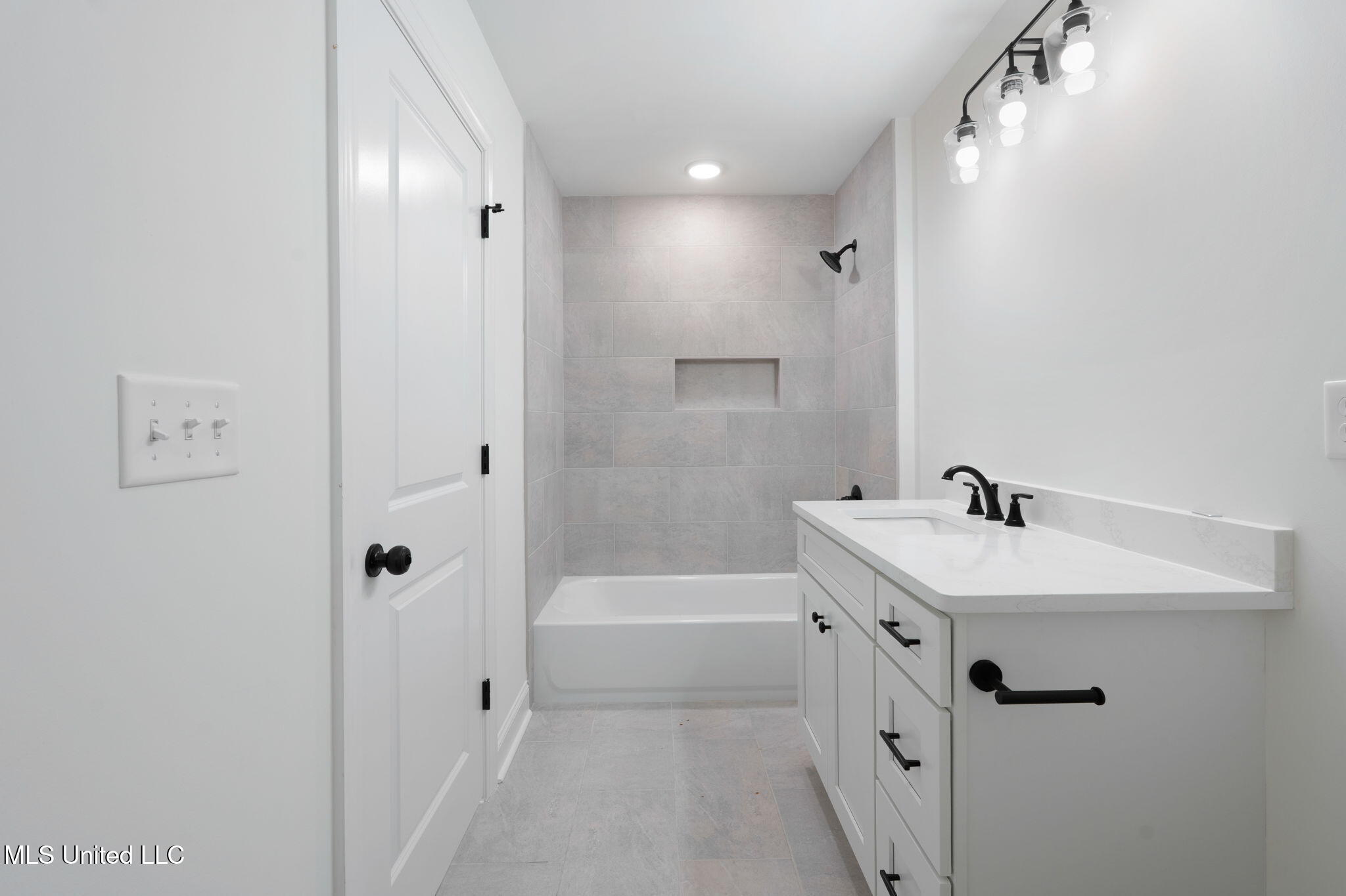 2035 Livingston Way Hernando, MS 38632 - Photo 32 of 43 Bathroom 3