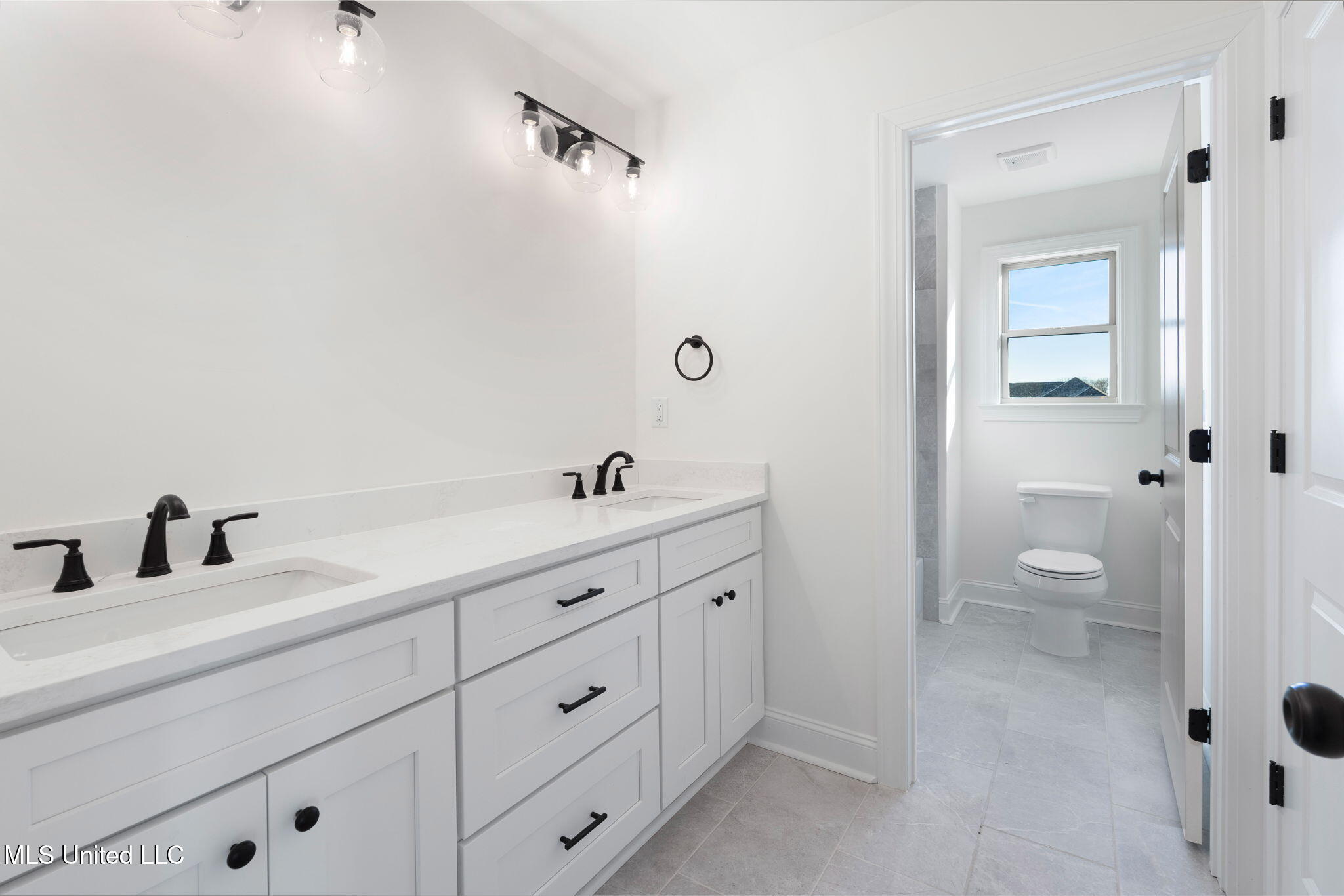 2035 Livingston Way Hernando, MS 38632 - Photo 34 of 43 Bathroom 4 a