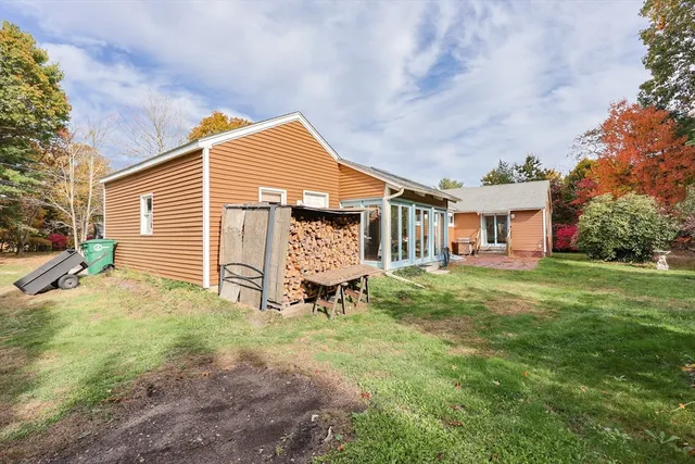 a view of a house with a yard