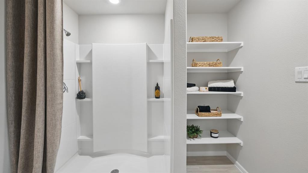 1505 Cansler Drive Krum, TX 76249 - Photo 20 of 39 a bathroom with a bathtub