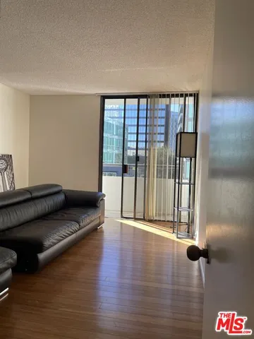 $3,275 | 600 West 9th Street, Unit 607, Los Angeles, CA 90015
