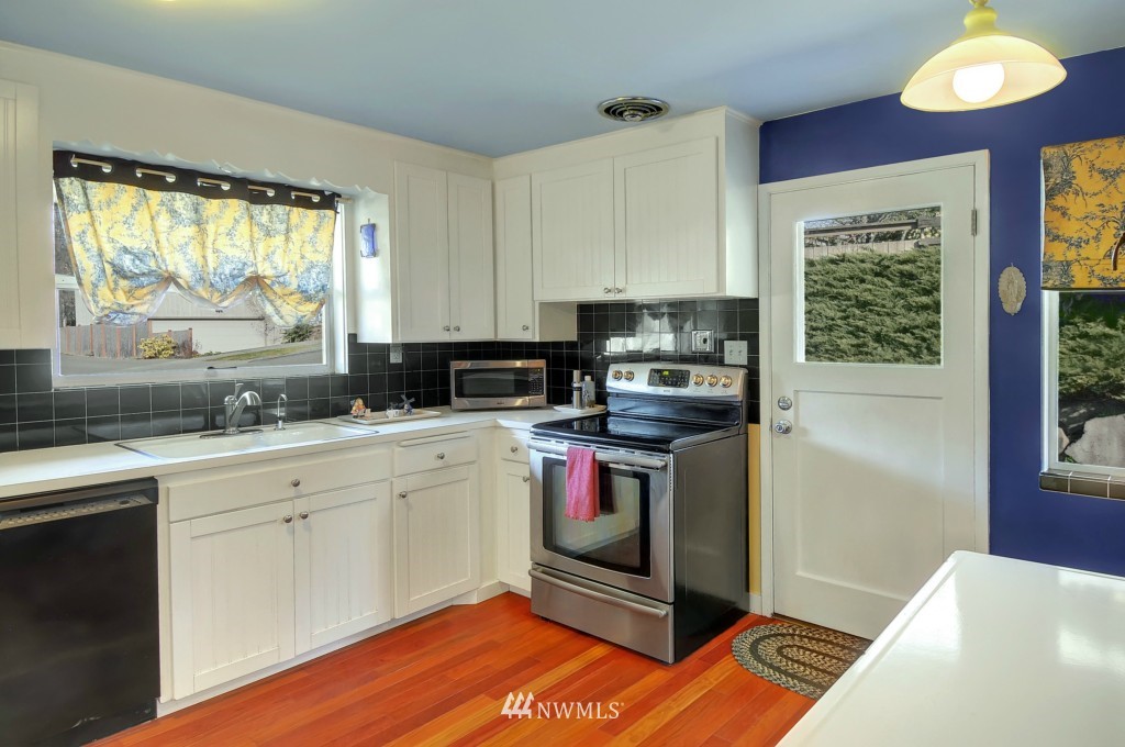 4931 Southwest Forney Street Seattle, WA 98116 - Photo 5 of 19 Gallery Image 5