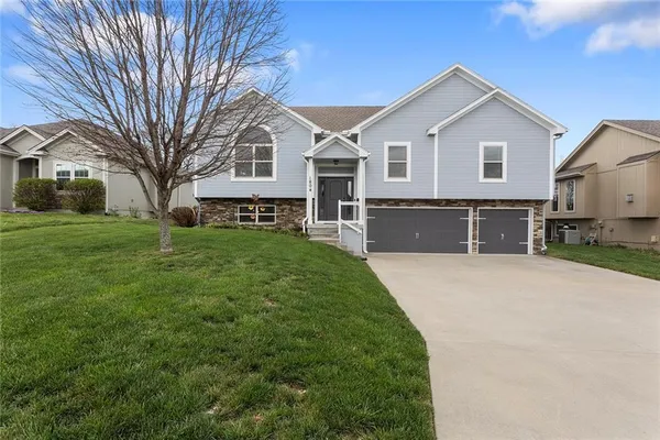 $428,000 | 1804 Curtis Drive, Greenwood, MO 64034
