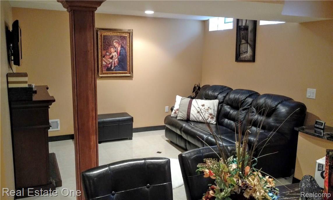 1499 Walnut Ridge Circle Canton, MI 48187 - Photo 26 of 32 IMG_20160827_110710354.jpg