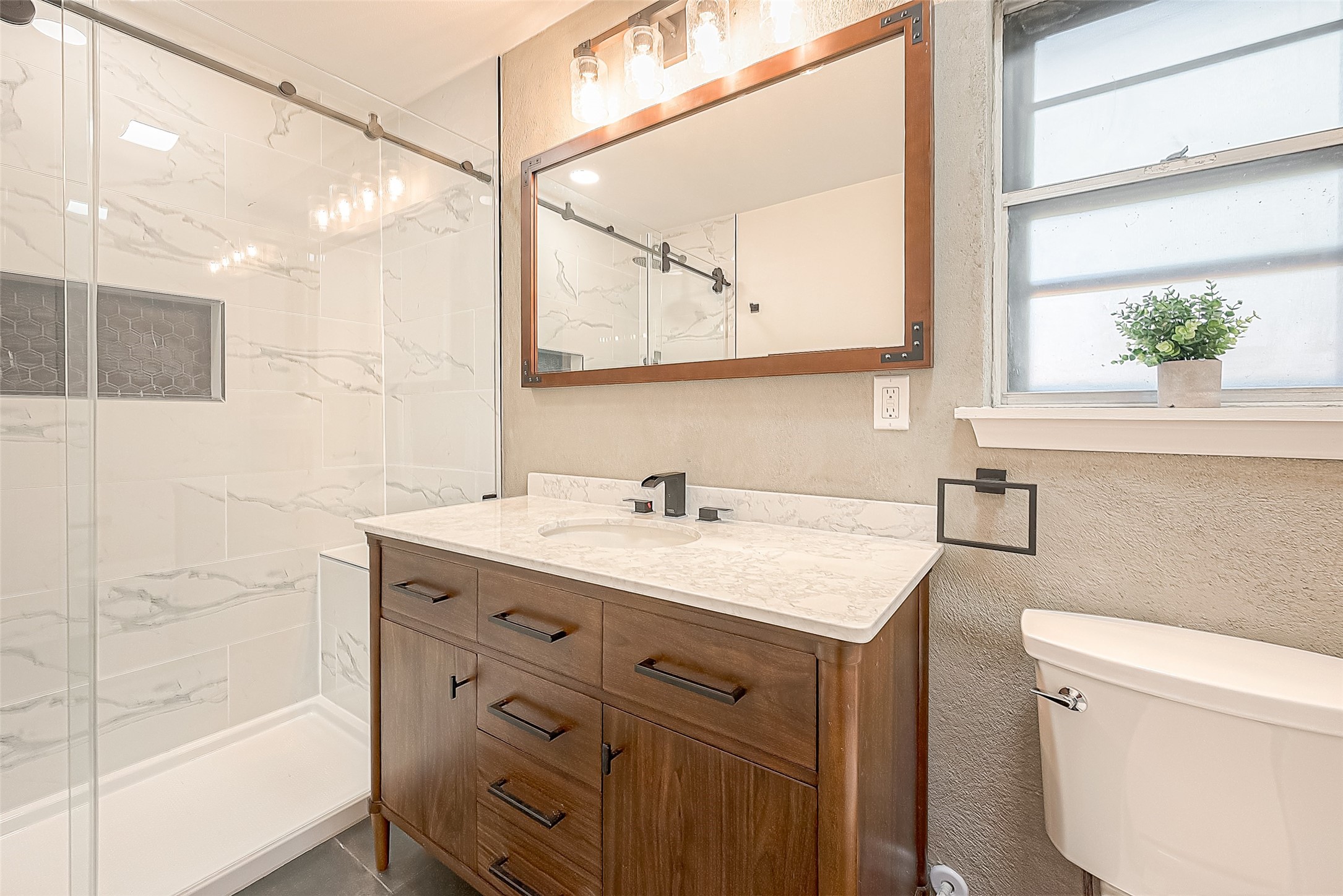 811 Lemm Court Spring, TX 77373 - Photo 13 of 18 2nd bath