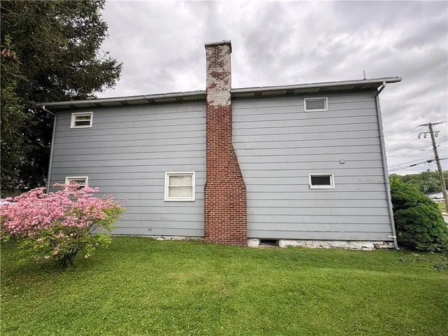 a front view of house with yard