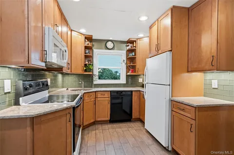 $799,000 | 16 NewMarket Road, Syosset, NY 11791