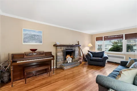 $799,000 | 16 NewMarket Road, Syosset, NY 11791