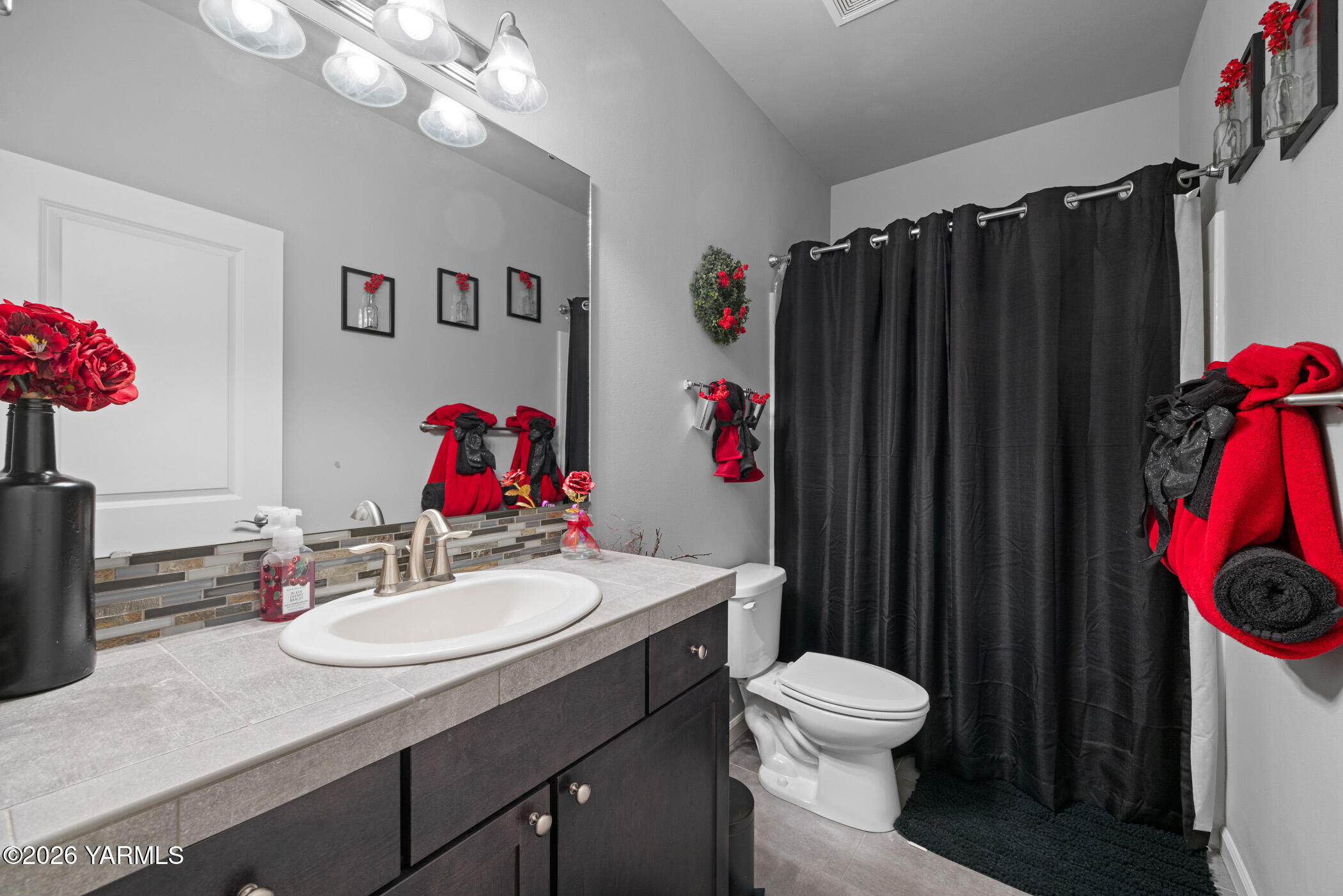 1425 Valhalla Loop Selah, WA 98942 - Photo 24 of 33 3RD BATHROOM