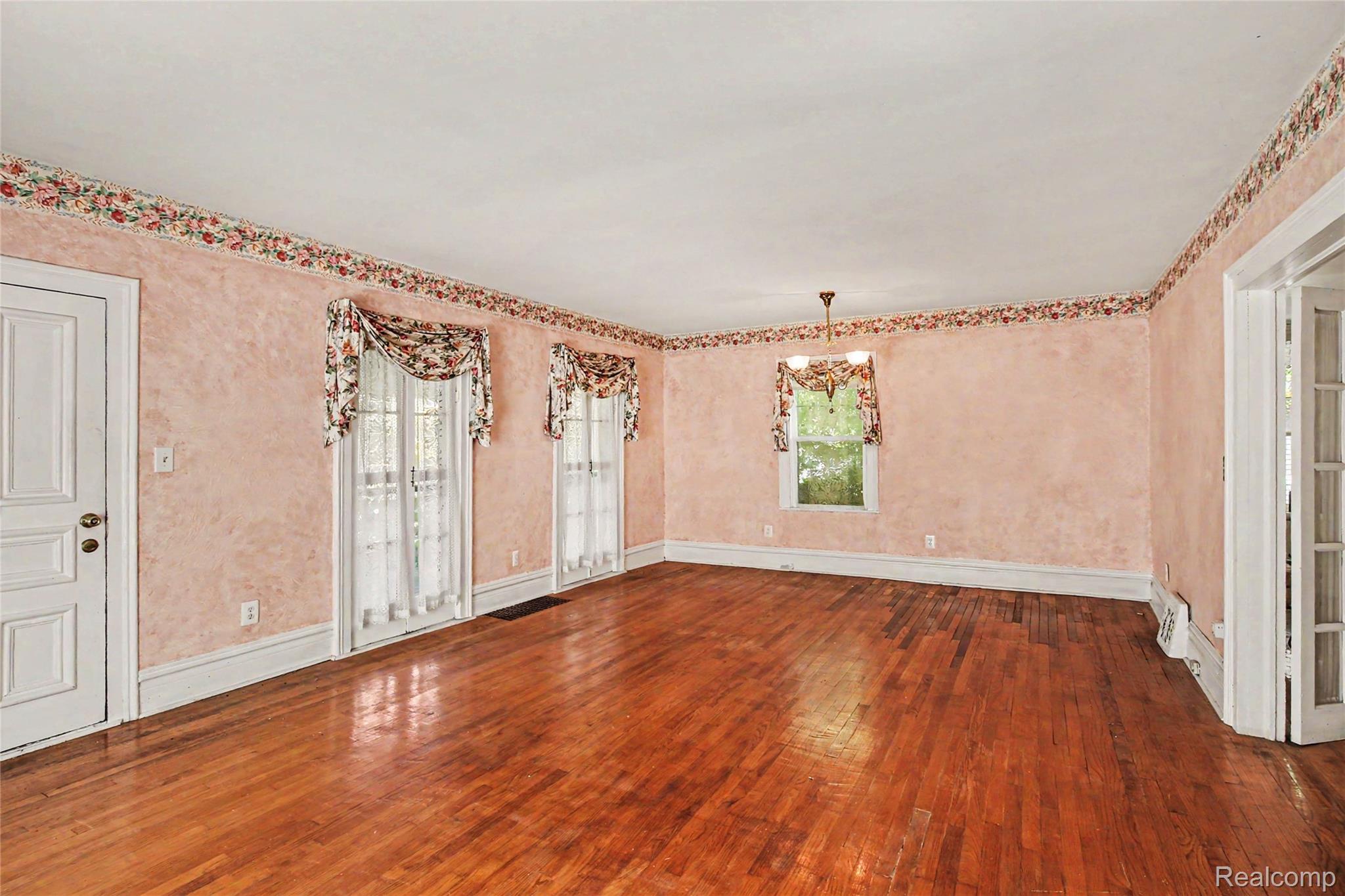 609 Main Street Fenton, MI 48430 - Photo 5 of 26 002_file_9844.jpg